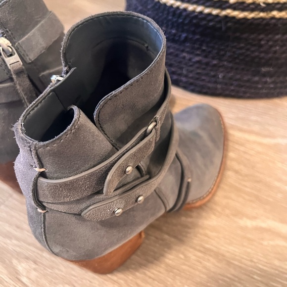 Grey boots with zipper - Picture 7 of 8